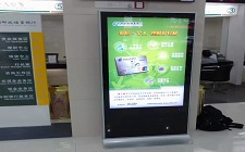 82寸廣告機用于銀行內信息發布